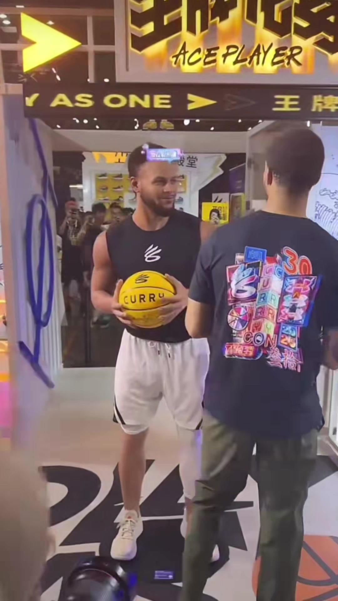 登录入口-以假乱真！当库里看到自己的蜡像 也忍不住模仿起来