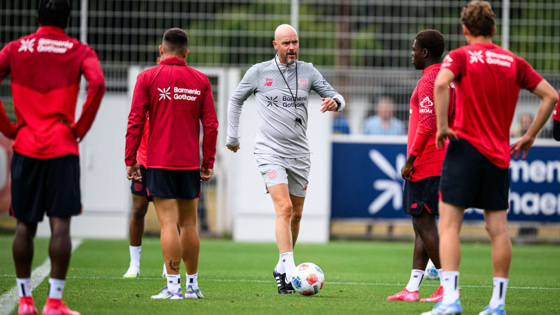 登录入口-滕哈赫：很高兴能踏上训练场开展工作，确信球队能继续保持竞争力