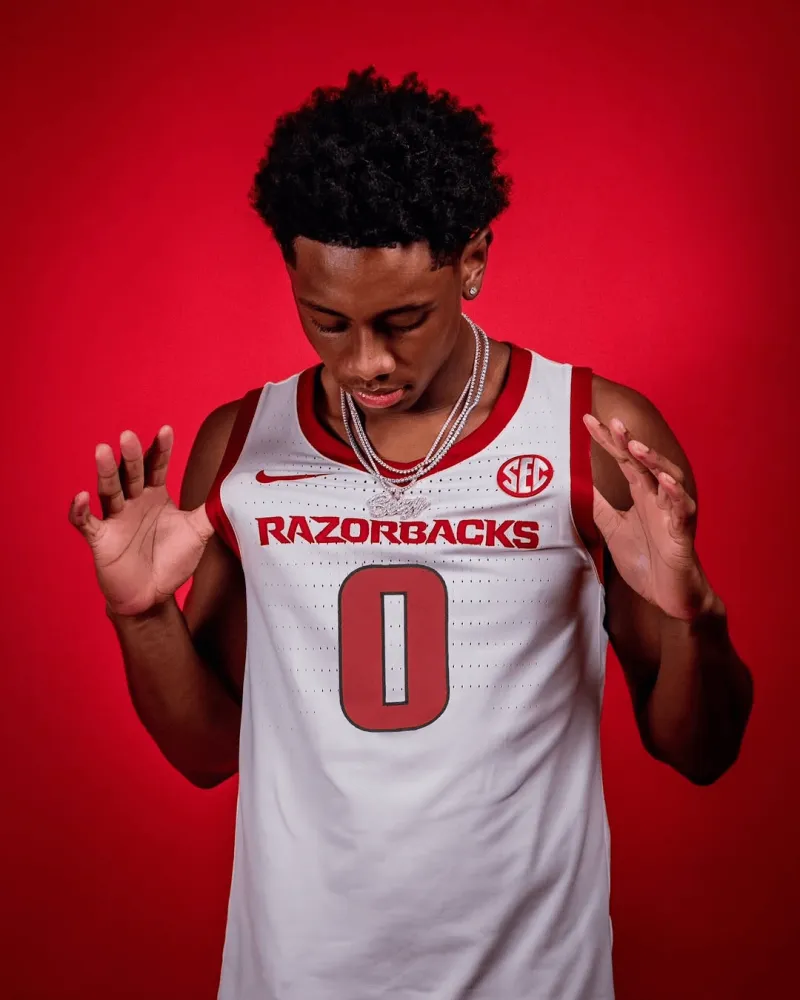 布兰登-麦考伊今日访问阿肯色大学，并为其拍摄定妆照